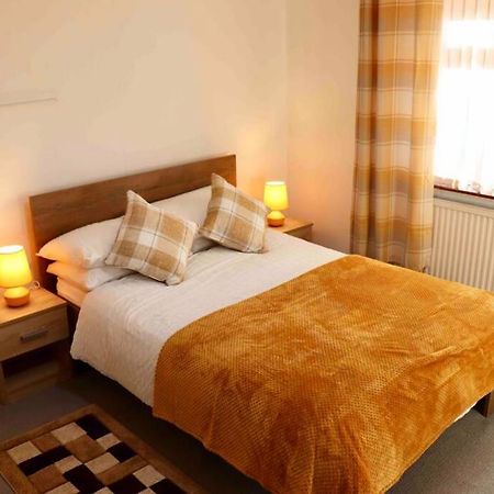 Cheerful 2 Bedroom Residential Home - Free Parking Leeds  Luaran gambar
