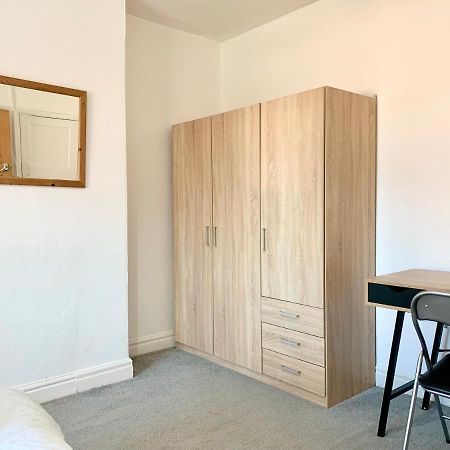 Cheerful 2 Bedroom Residential Home - Free Parking Leeds  Luaran gambar