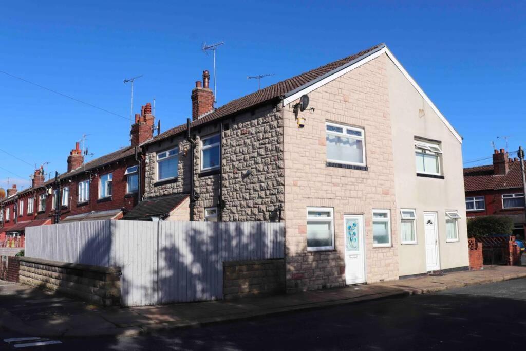 Cheerful 2 Bedroom Residential Home - Free Parking Leeds  Luaran gambar