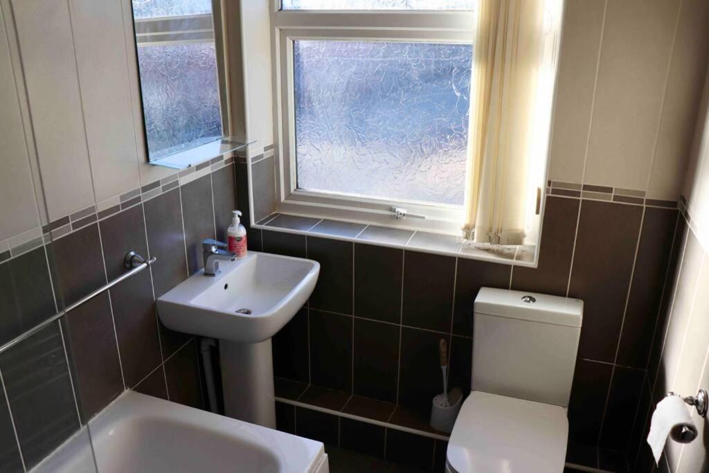 Cheerful 2 Bedroom Residential Home - Free Parking Leeds  Luaran gambar
