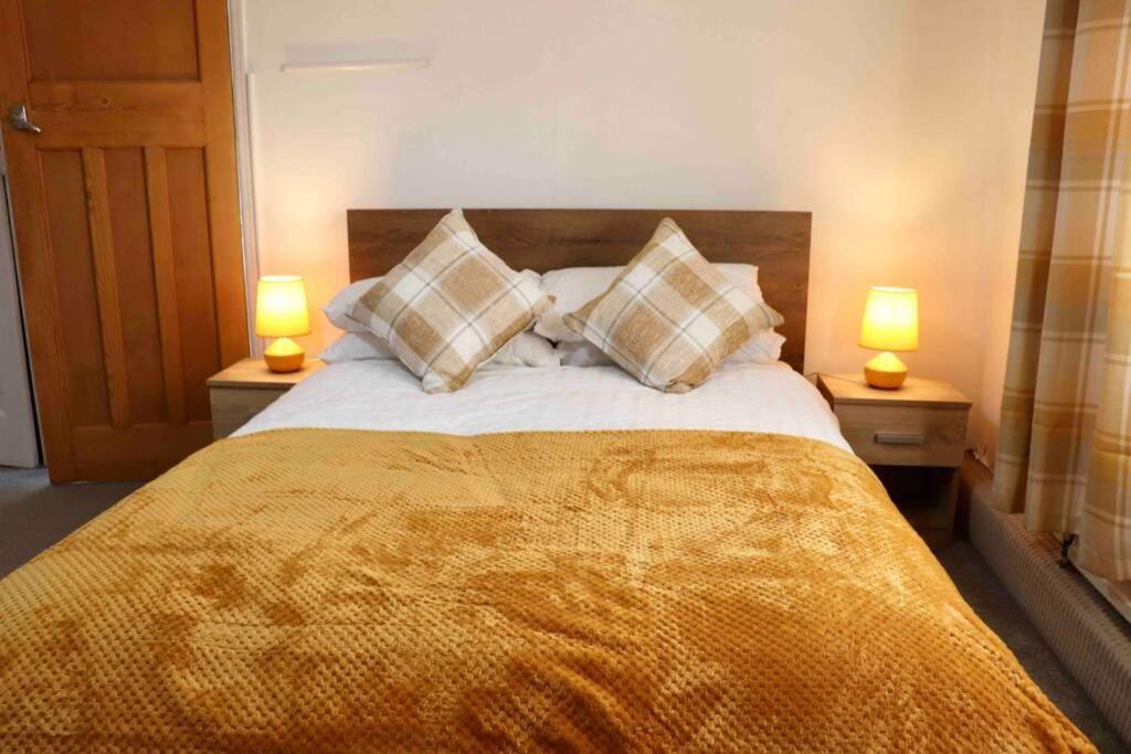 Cheerful 2 Bedroom Residential Home - Free Parking Leeds  Luaran gambar