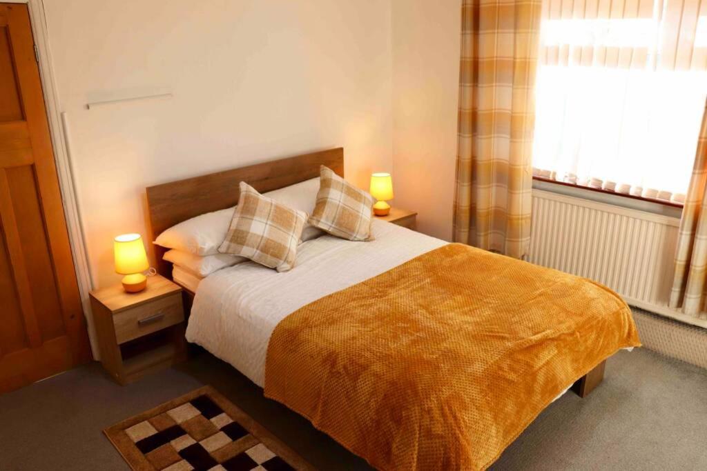 Cheerful 2 Bedroom Residential Home - Free Parking Leeds  Luaran gambar