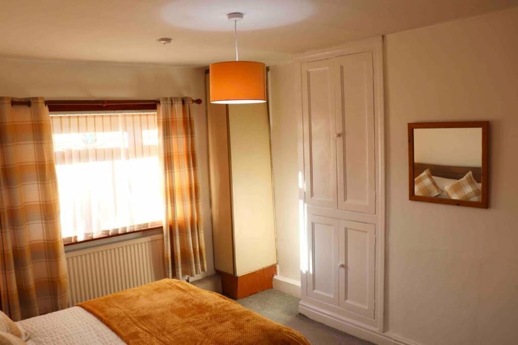 Cheerful 2 Bedroom Residential Home - Free Parking Leeds  Luaran gambar