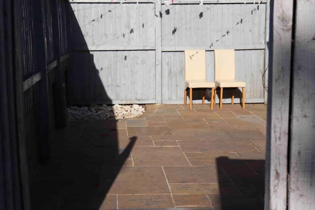 Cheerful 2 Bedroom Residential Home - Free Parking Leeds  Luaran gambar