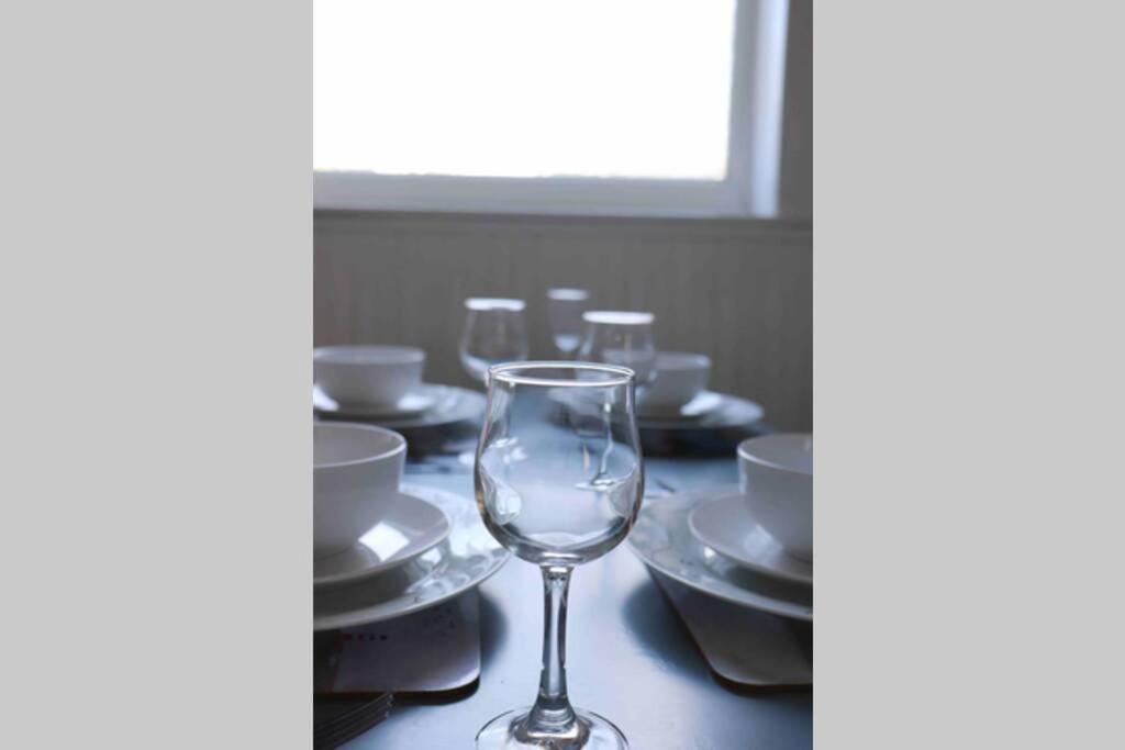 Cheerful 2 Bedroom Residential Home - Free Parking Leeds  Luaran gambar