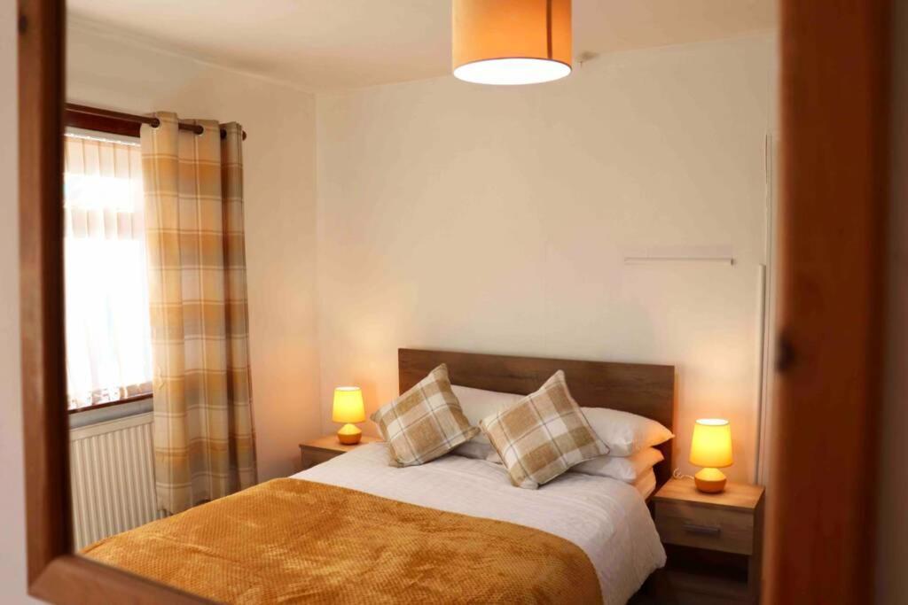 Cheerful 2 Bedroom Residential Home - Free Parking Leeds  Luaran gambar