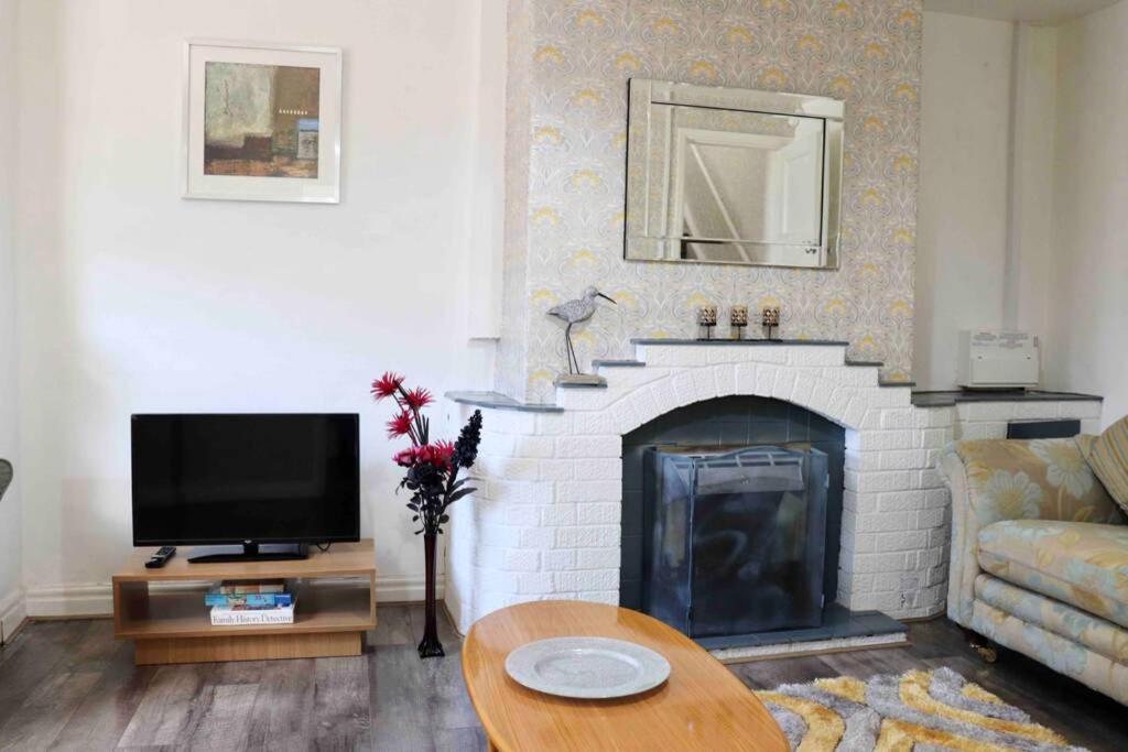 Cheerful 2 Bedroom Residential Home - Free Parking Leeds  Luaran gambar