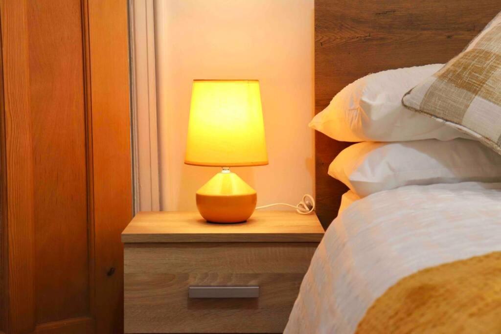 Cheerful 2 Bedroom Residential Home - Free Parking Leeds  Luaran gambar