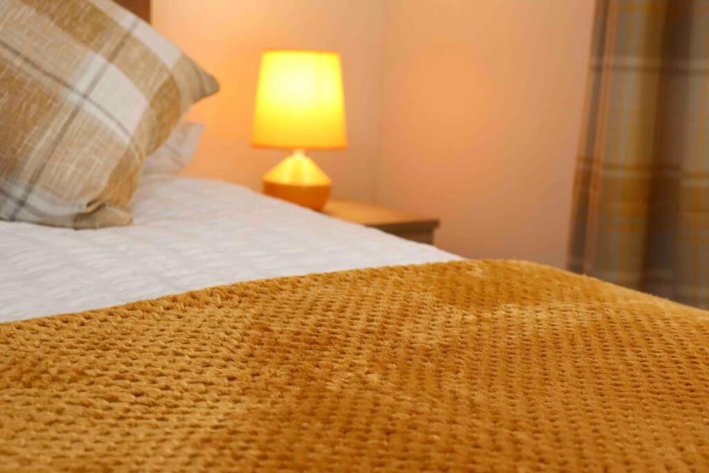 Cheerful 2 Bedroom Residential Home - Free Parking Leeds  Luaran gambar