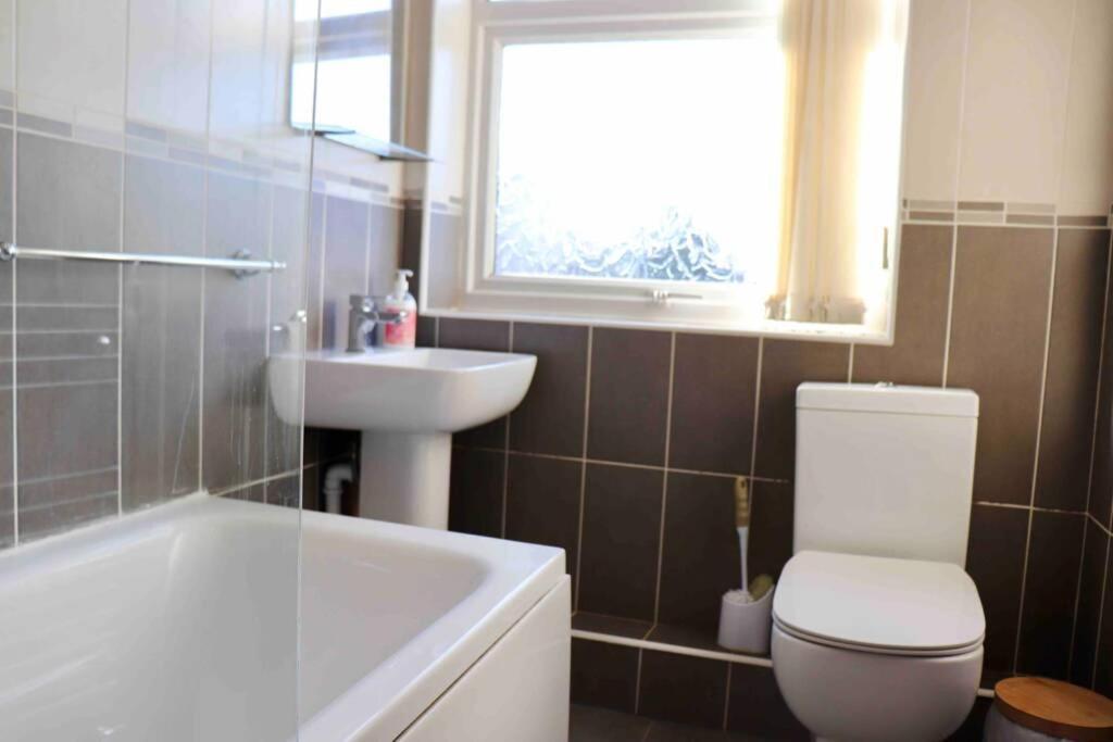Cheerful 2 Bedroom Residential Home - Free Parking Leeds  Luaran gambar