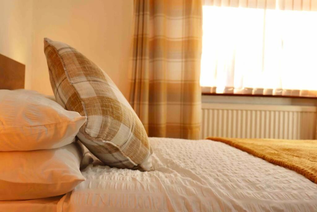 Cheerful 2 Bedroom Residential Home - Free Parking Leeds  Luaran gambar