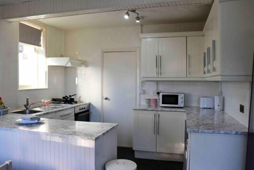 Cheerful 2 Bedroom Residential Home - Free Parking Leeds  Luaran gambar
