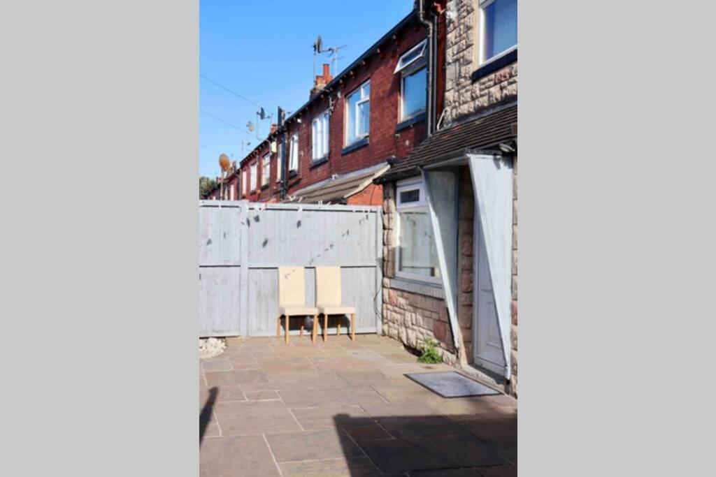 Cheerful 2 Bedroom Residential Home - Free Parking Leeds  Luaran gambar