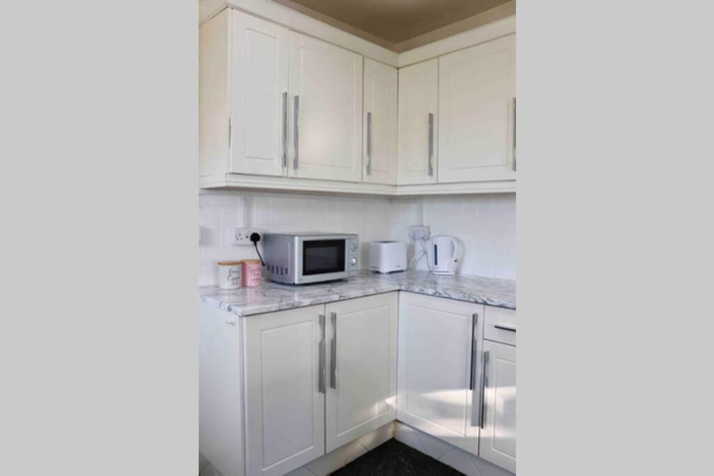 Cheerful 2 Bedroom Residential Home - Free Parking Leeds  Luaran gambar