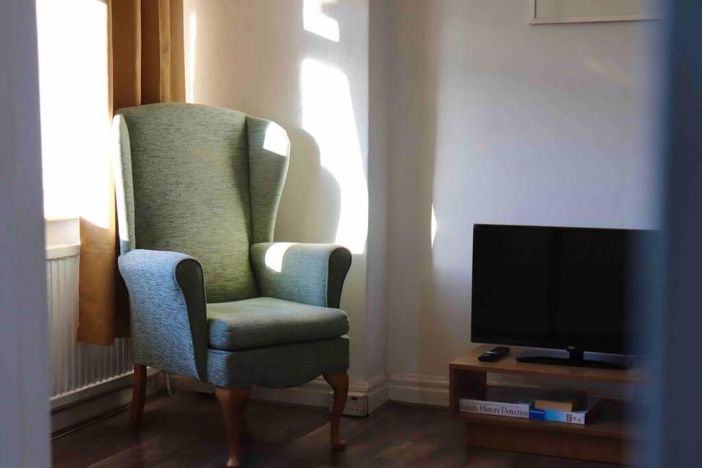 Cheerful 2 Bedroom Residential Home - Free Parking Leeds  Luaran gambar