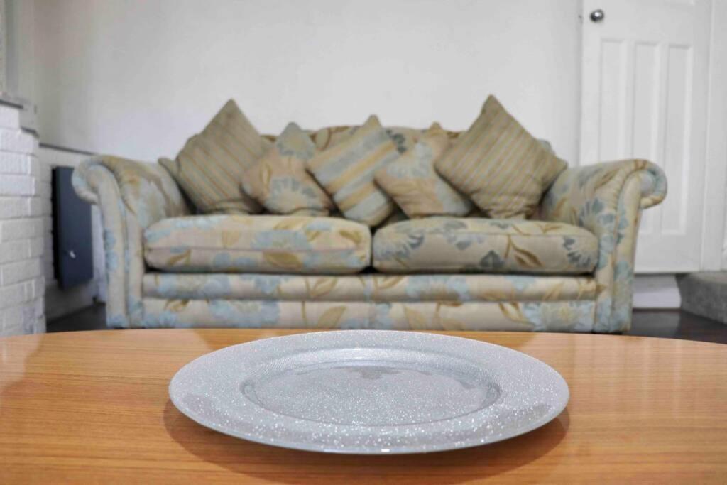 Cheerful 2 Bedroom Residential Home - Free Parking Leeds  Luaran gambar