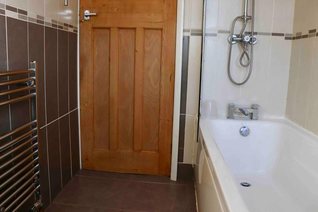 Cheerful 2 Bedroom Residential Home - Free Parking Leeds  Luaran gambar