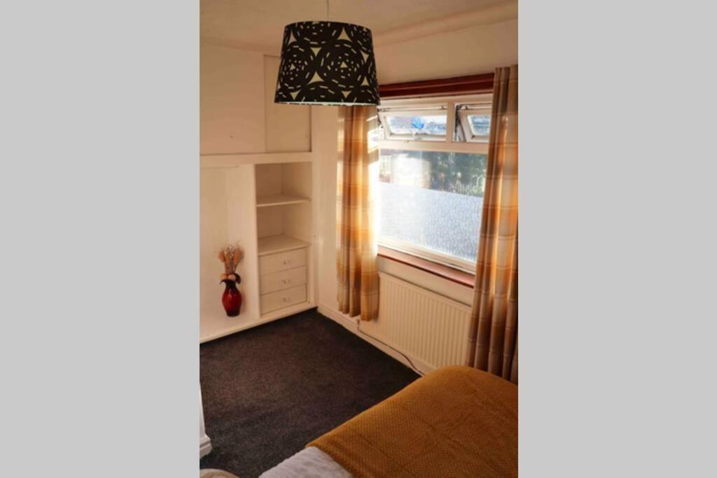 Cheerful 2 Bedroom Residential Home - Free Parking Leeds  Luaran gambar
