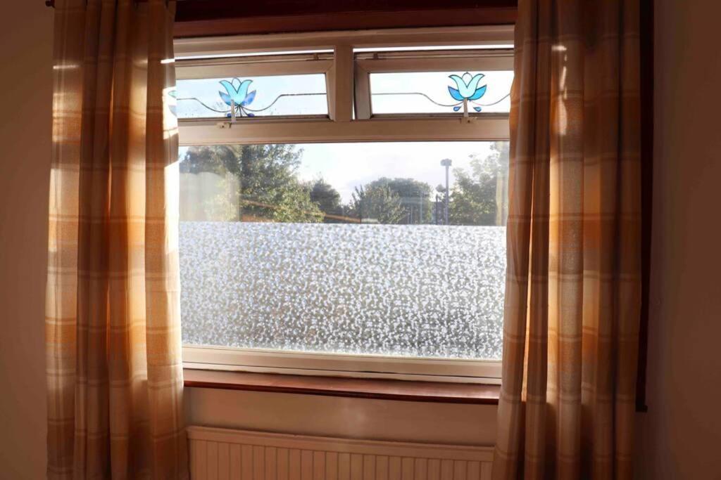 Cheerful 2 Bedroom Residential Home - Free Parking Leeds  Luaran gambar