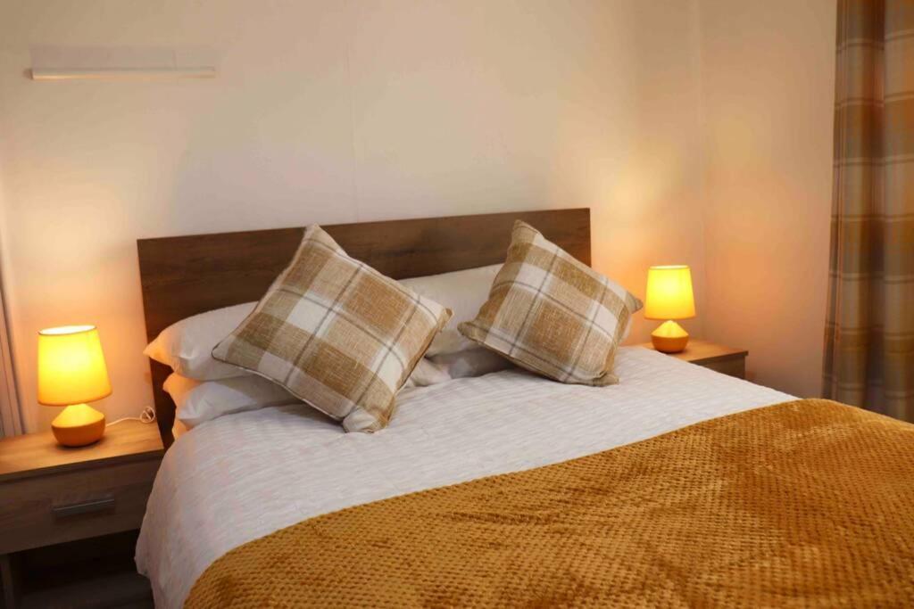 Cheerful 2 Bedroom Residential Home - Free Parking Leeds  Luaran gambar