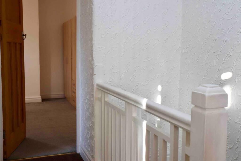 Cheerful 2 Bedroom Residential Home - Free Parking Leeds  Luaran gambar