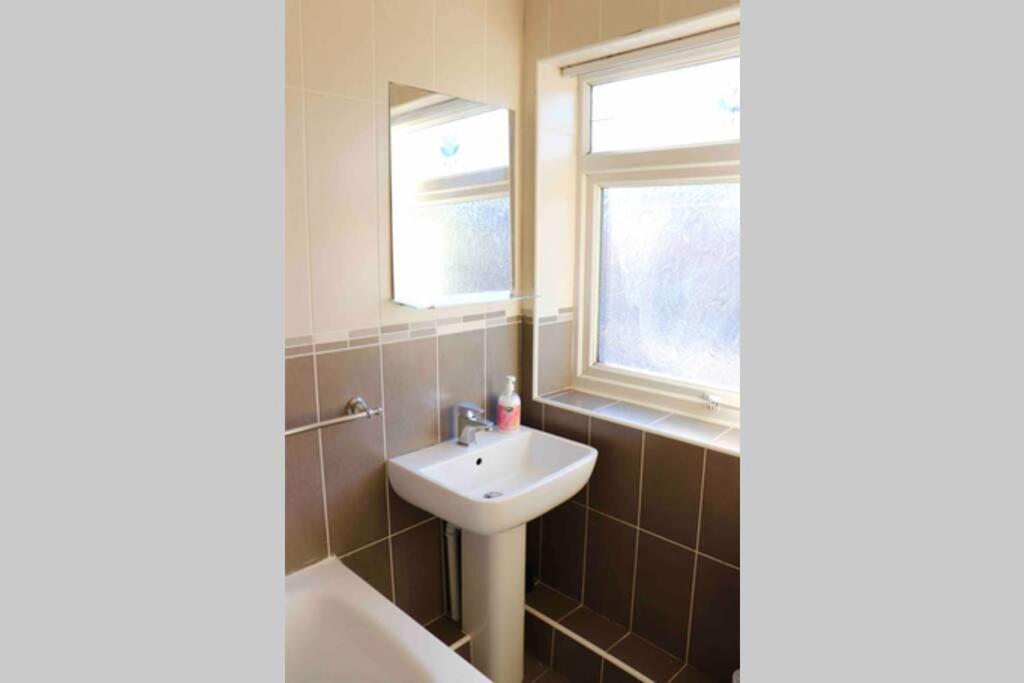 Cheerful 2 Bedroom Residential Home - Free Parking Leeds  Luaran gambar