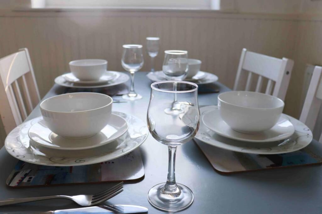 Cheerful 2 Bedroom Residential Home - Free Parking Leeds  Luaran gambar