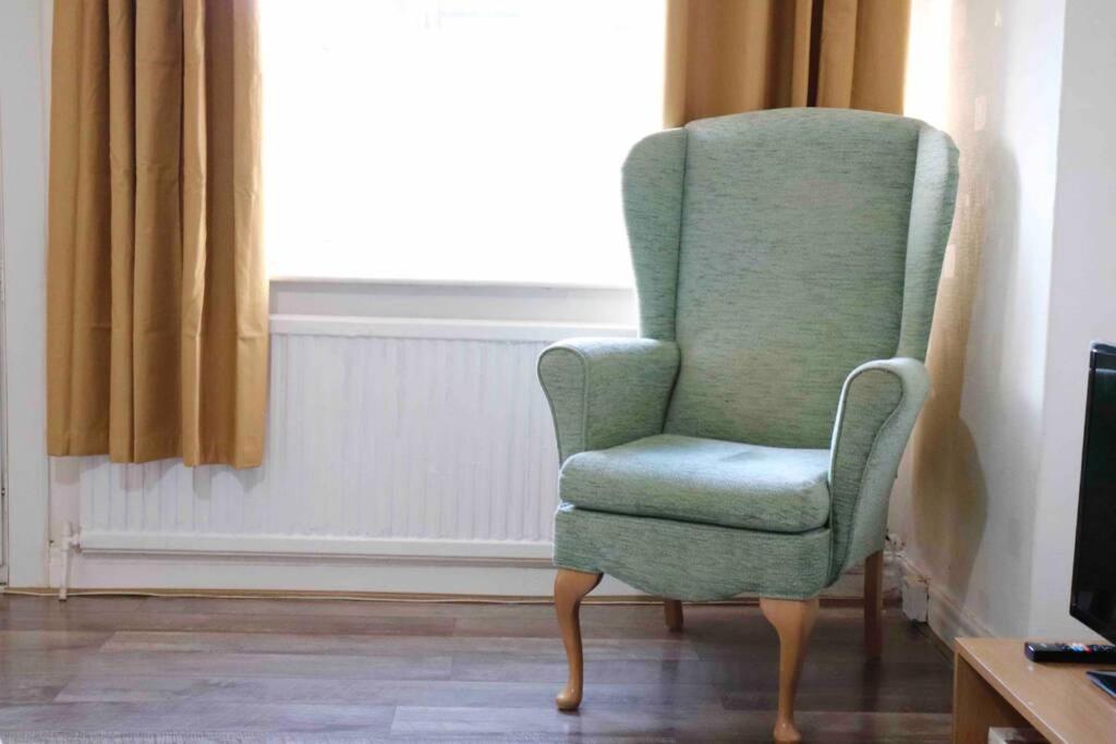 Cheerful 2 Bedroom Residential Home - Free Parking Leeds  Luaran gambar