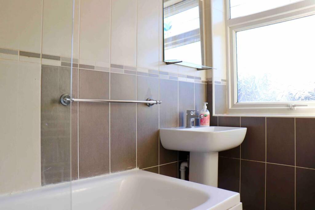 Cheerful 2 Bedroom Residential Home - Free Parking Leeds  Luaran gambar