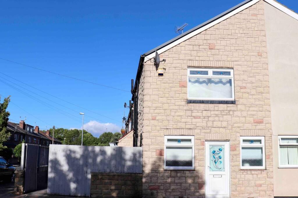 Cheerful 2 Bedroom Residential Home - Free Parking Leeds  Luaran gambar