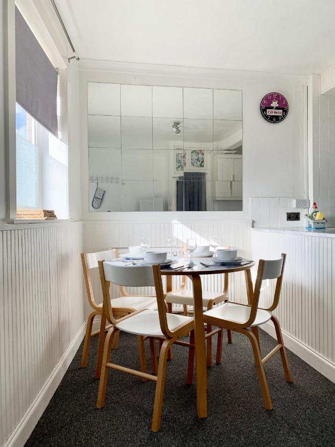 Cheerful 2 Bedroom Residential Home - Free Parking Leeds  Luaran gambar