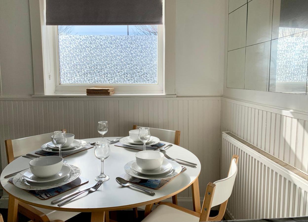 Cheerful 2 Bedroom Residential Home - Free Parking Leeds  Luaran gambar