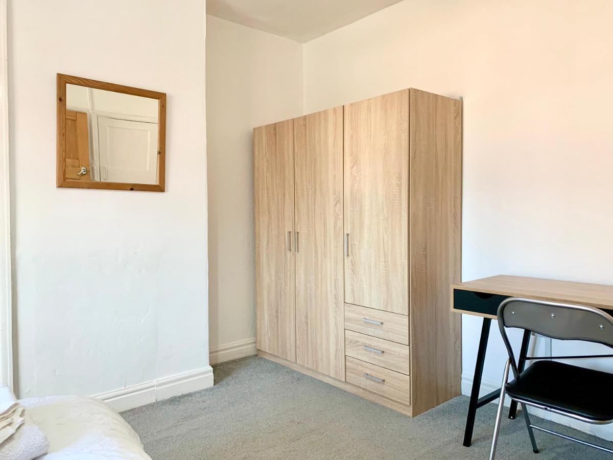 Cheerful 2 Bedroom Residential Home - Free Parking Leeds  Luaran gambar