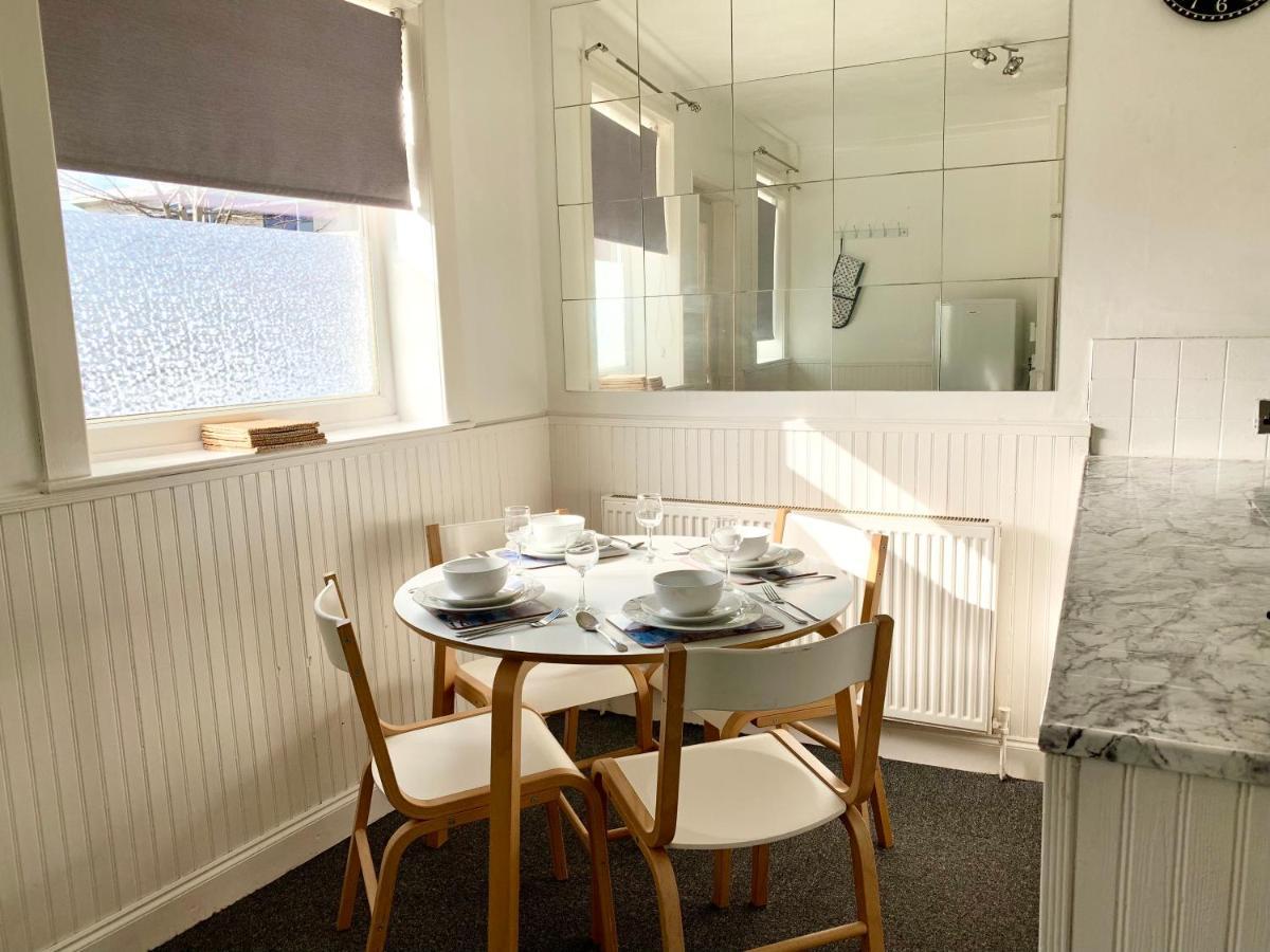 Cheerful 2 Bedroom Residential Home - Free Parking Leeds  Luaran gambar
